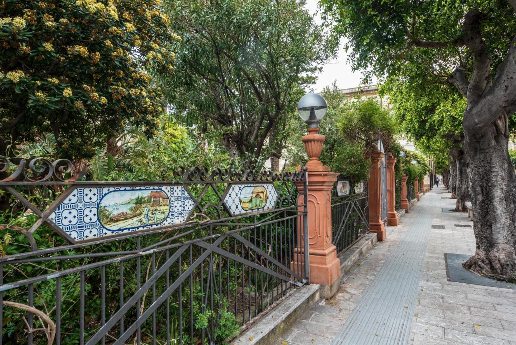 סנטו סטפאנו די קמאסטרה The Palace B&B And Apartments מראה חיצוני תמונה